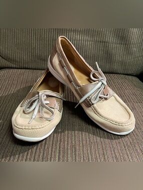 Clarks Artesian Women's Size 8 Taupe and Beige Slip-On Boat Deck Loafers